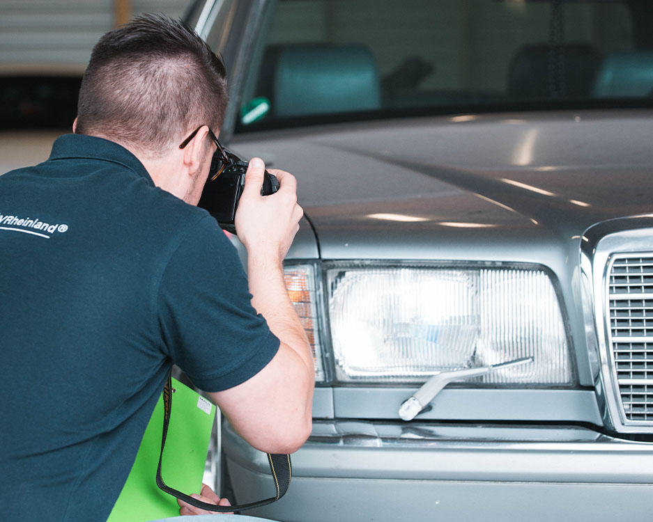 Kfz-Gutachter fotografiert Fahrzeugfront für Dokumentation – Kostenvoranschlag oder Gutachten